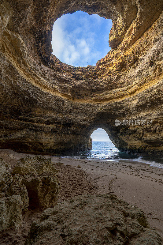 美丽的海洞被称为Grotte de Benagil“Benagil Grotto”在著名的阿尔加维海岸在葡萄牙南部，欧洲